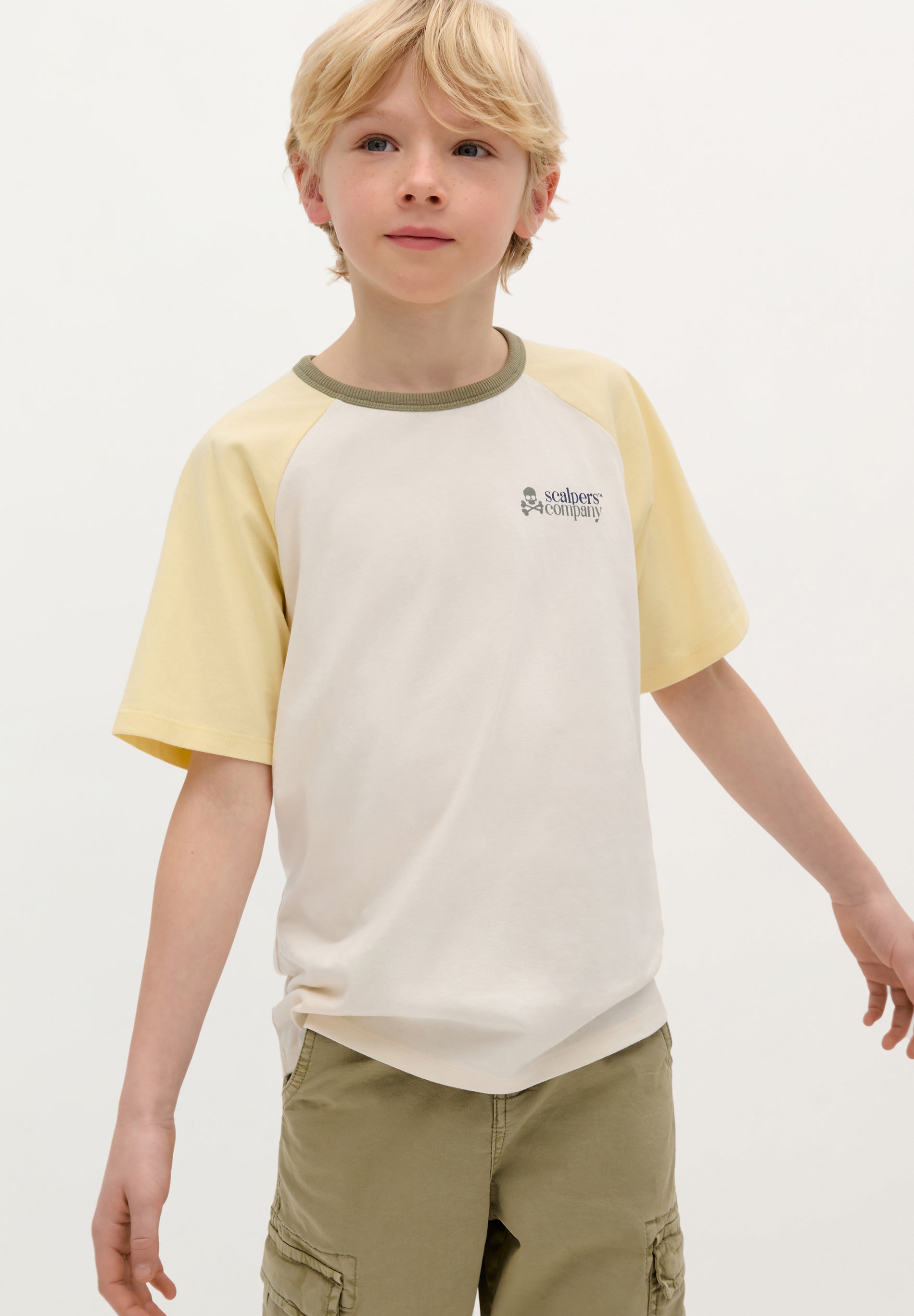 T-SHIRT MIT PRINT UND RAGLANÄRMELN