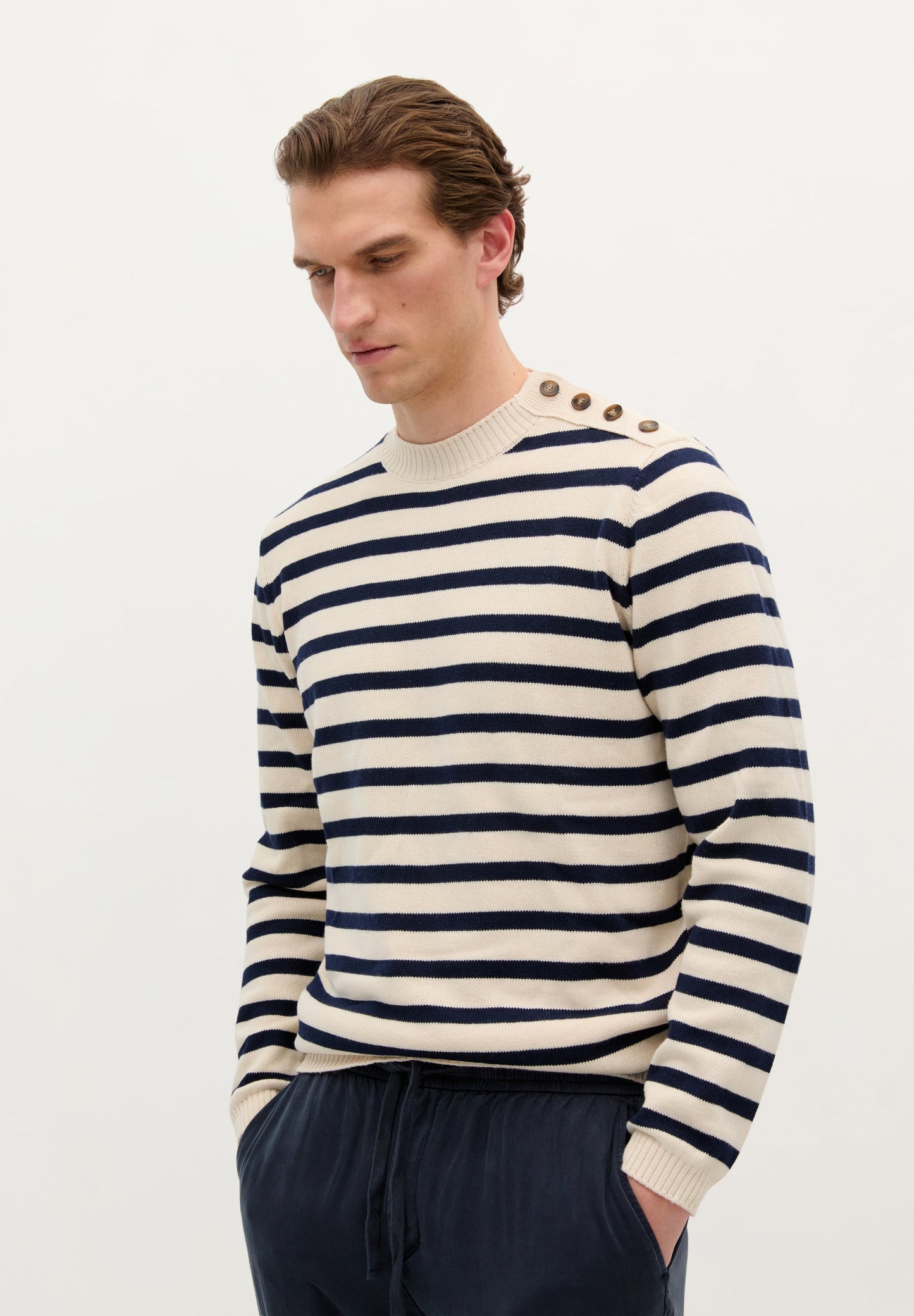 GESTREIFTER STRICKPULLOVER MIT KNÖPFEN