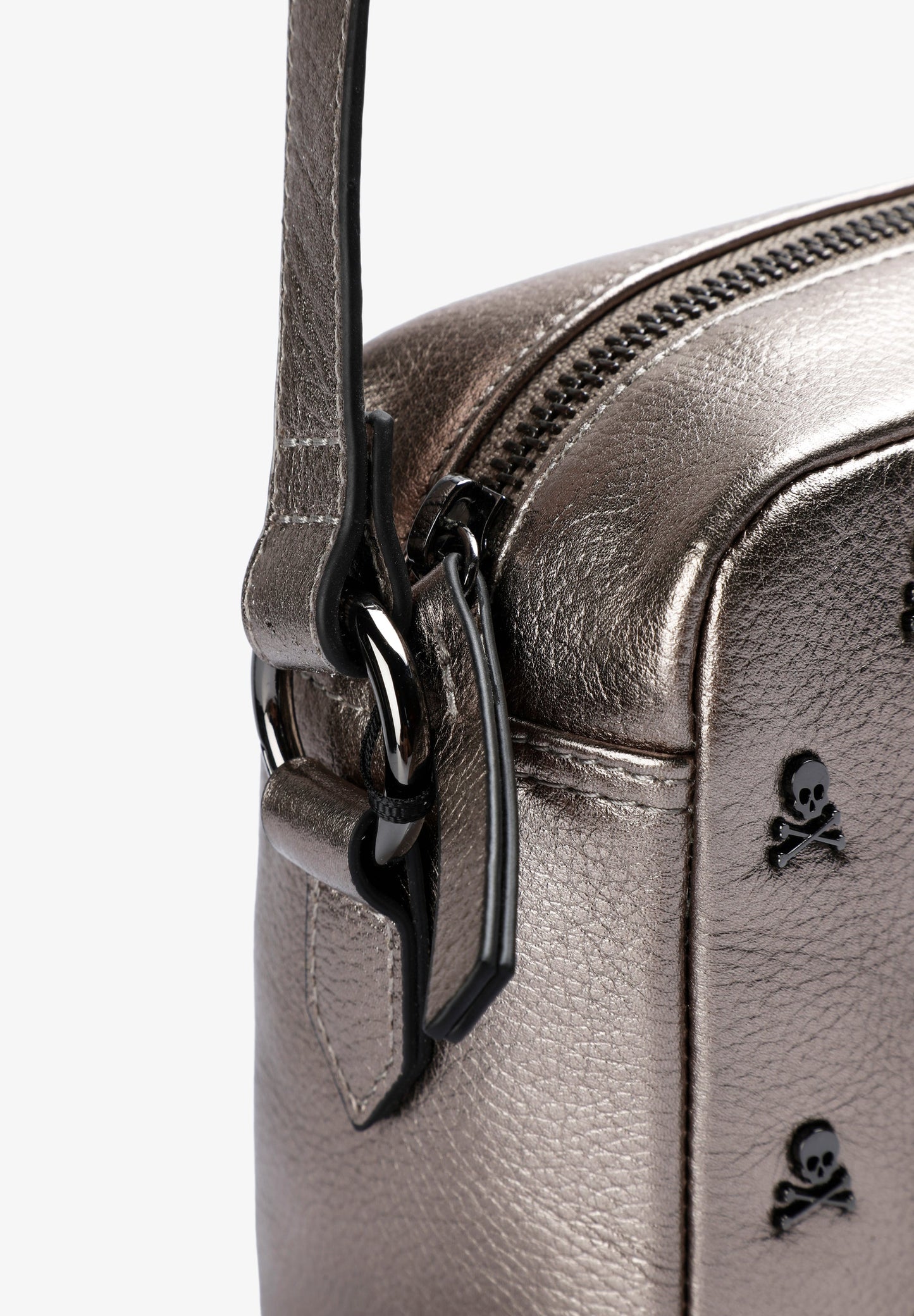 LEDERTASCHE MIT ALLOVER-TOTENKÖPFEN