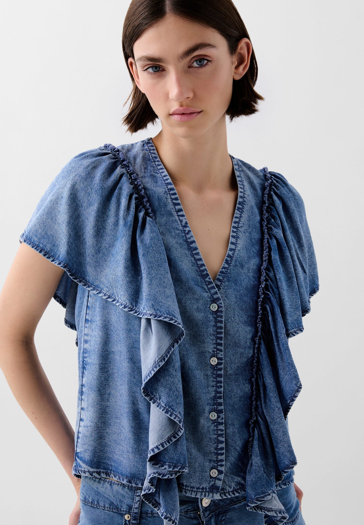 FLIESSENDES DENIMHEMD MIT VOLANTS