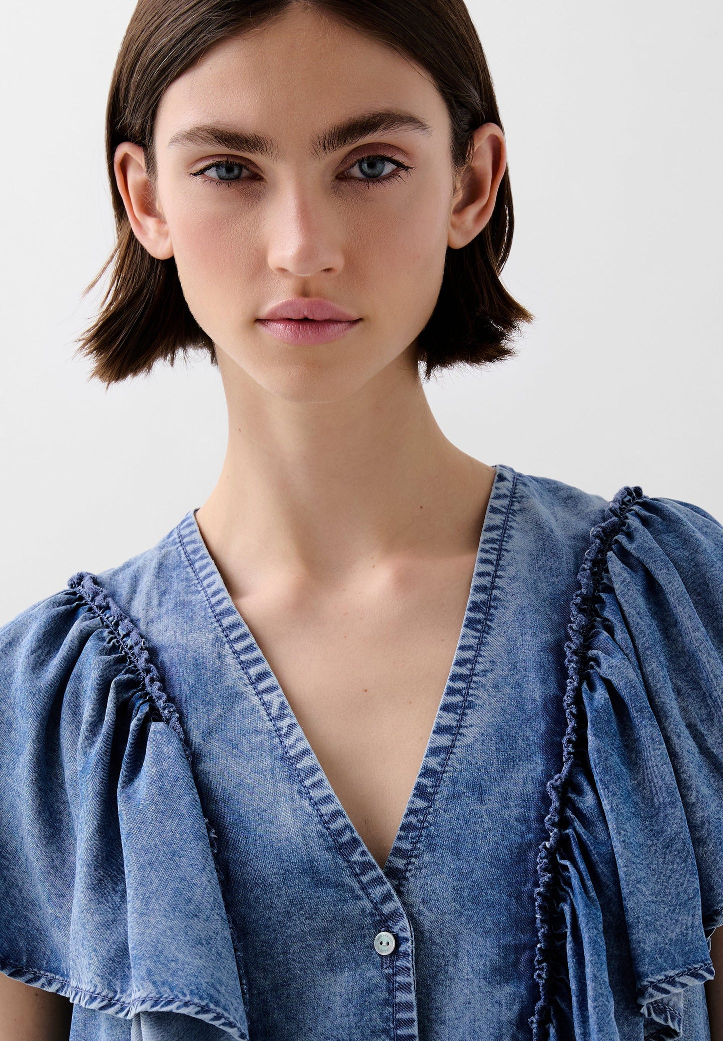 FLIESSENDES DENIMHEMD MIT VOLANTS