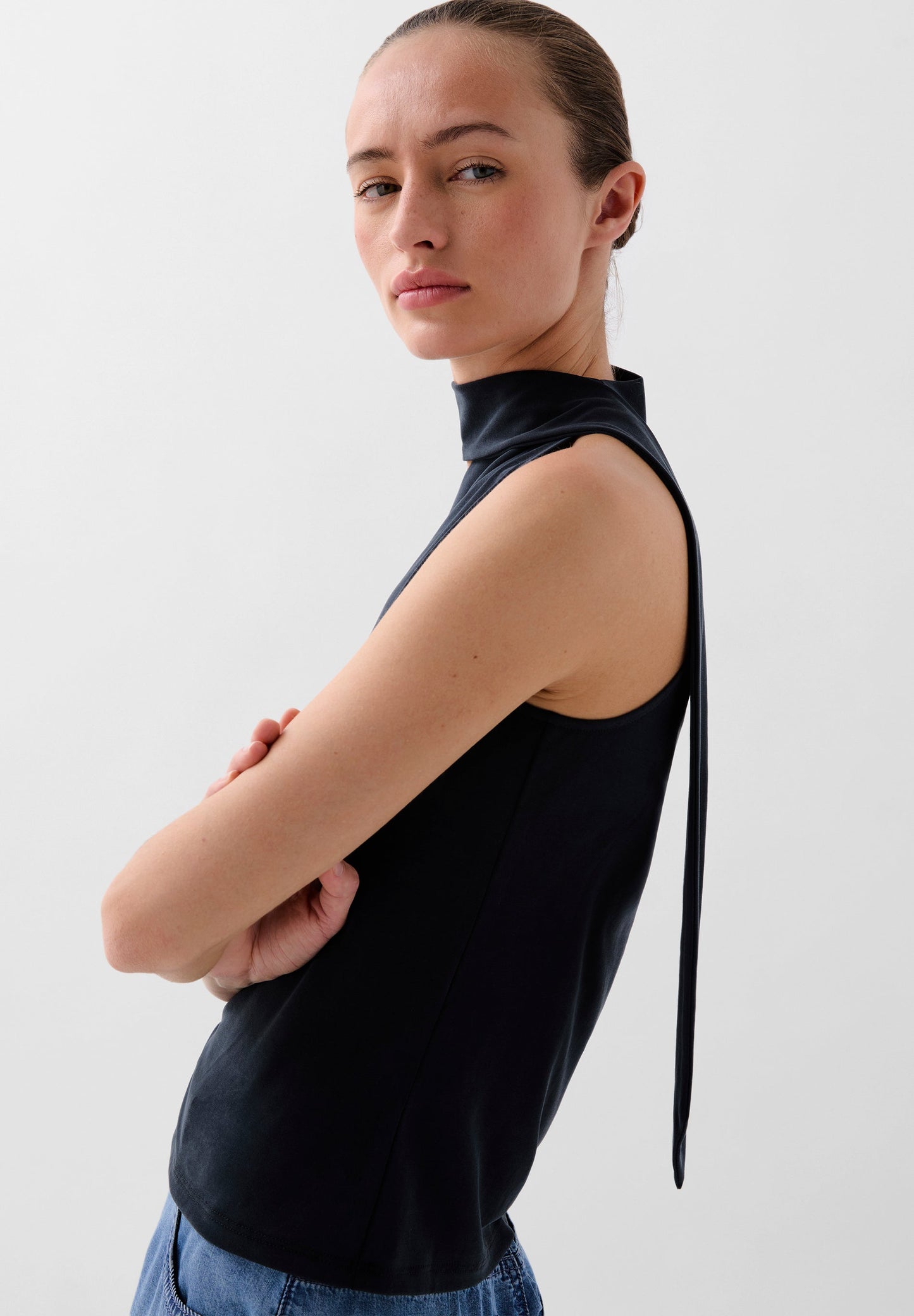 ASYMMETRISCHES TOP MIT KNOTEN