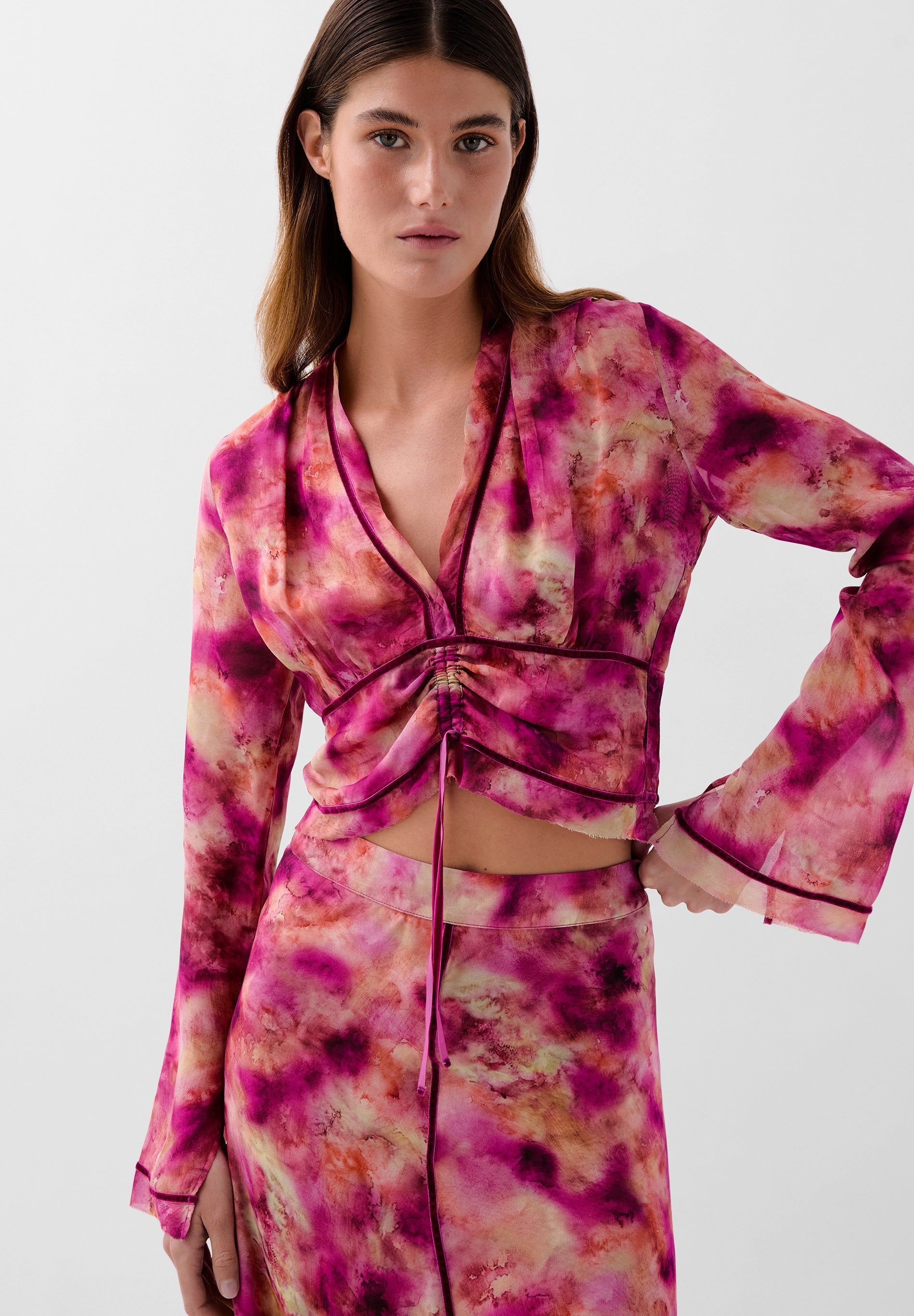 BLUSE MIT TIE-DYE UND SAMTBORTE