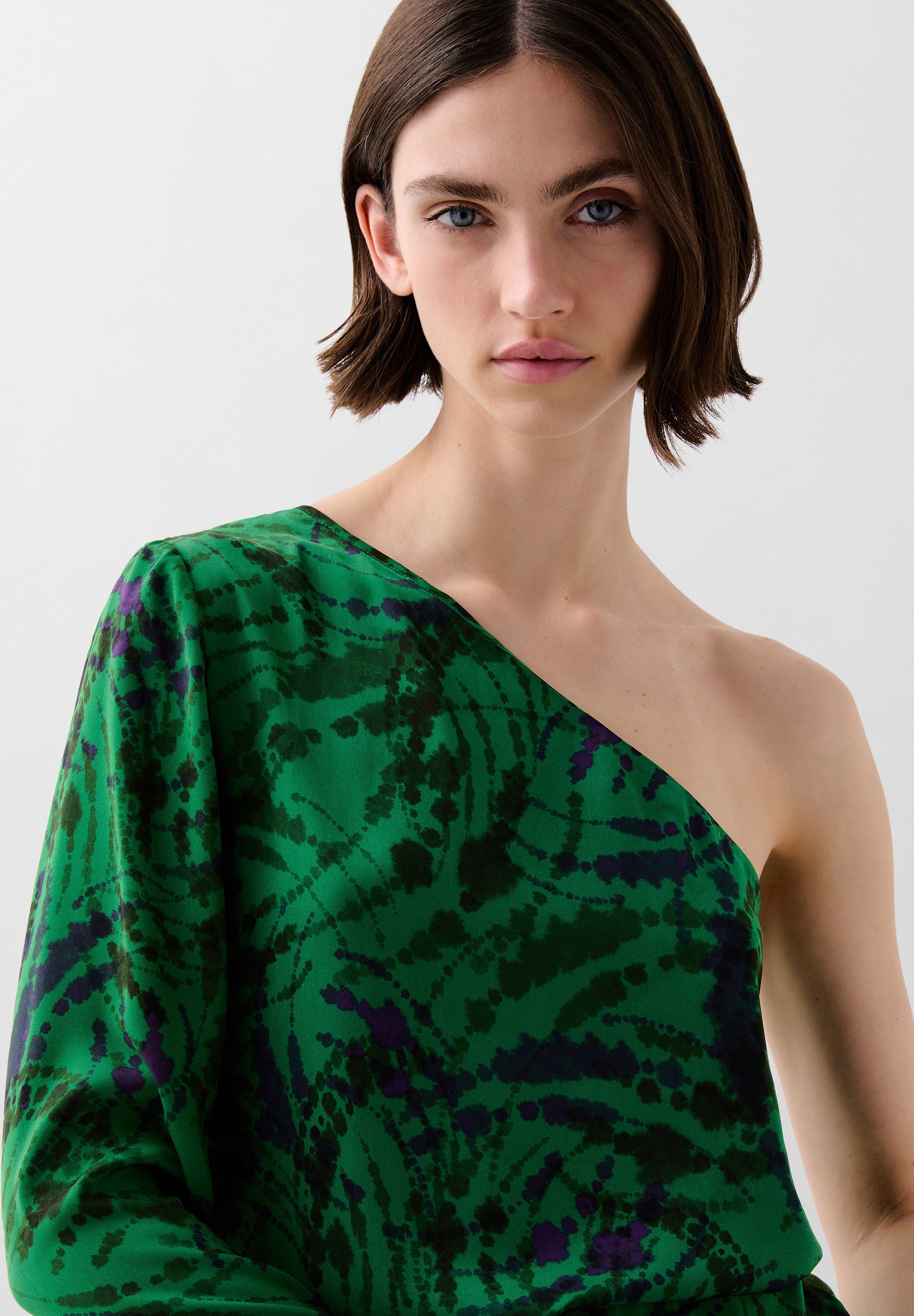 ASYMMETRISCHE BLUSE MIT PRINT