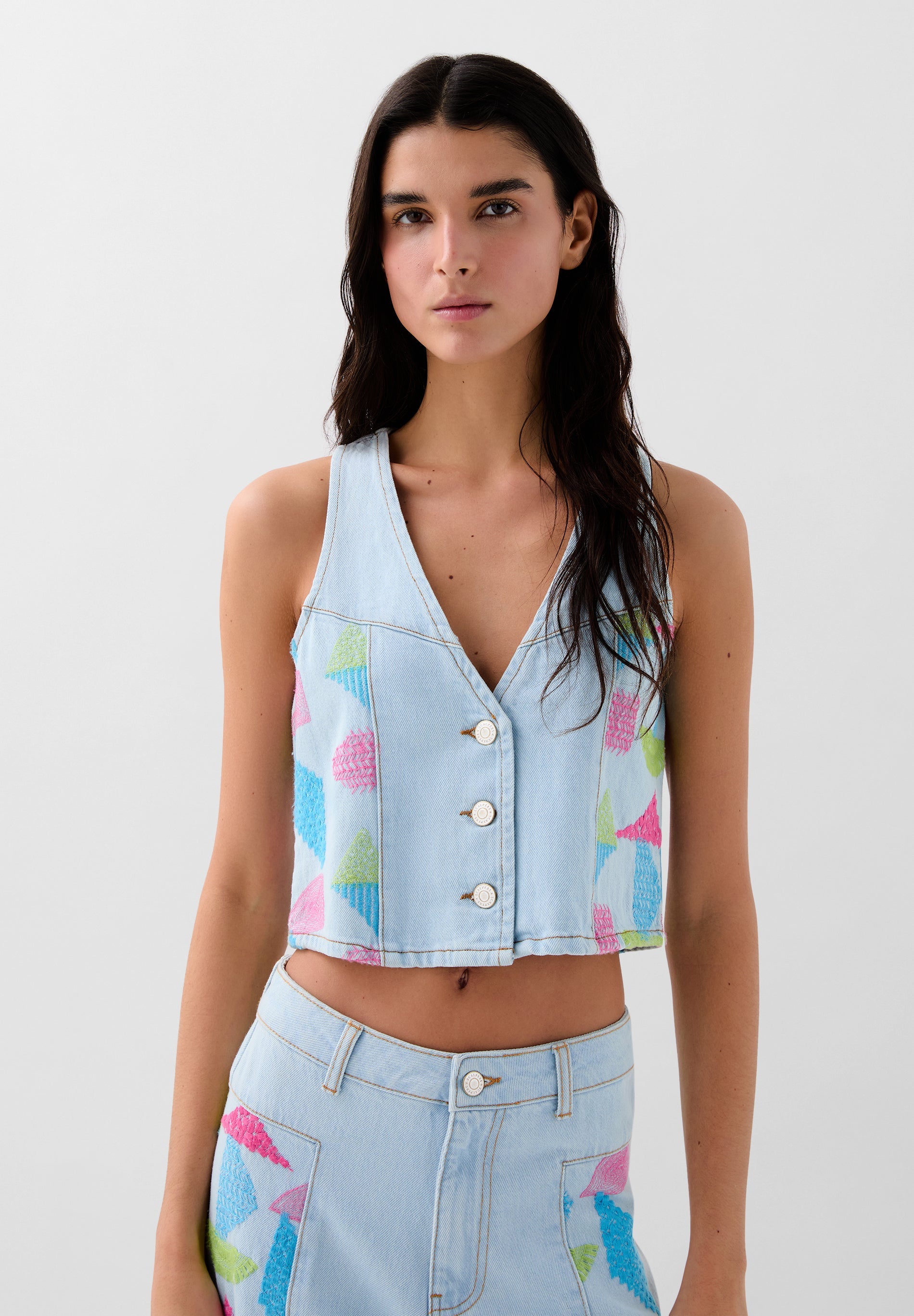 JEANSWESTE MIT DREIFARBIGER STICKEREI