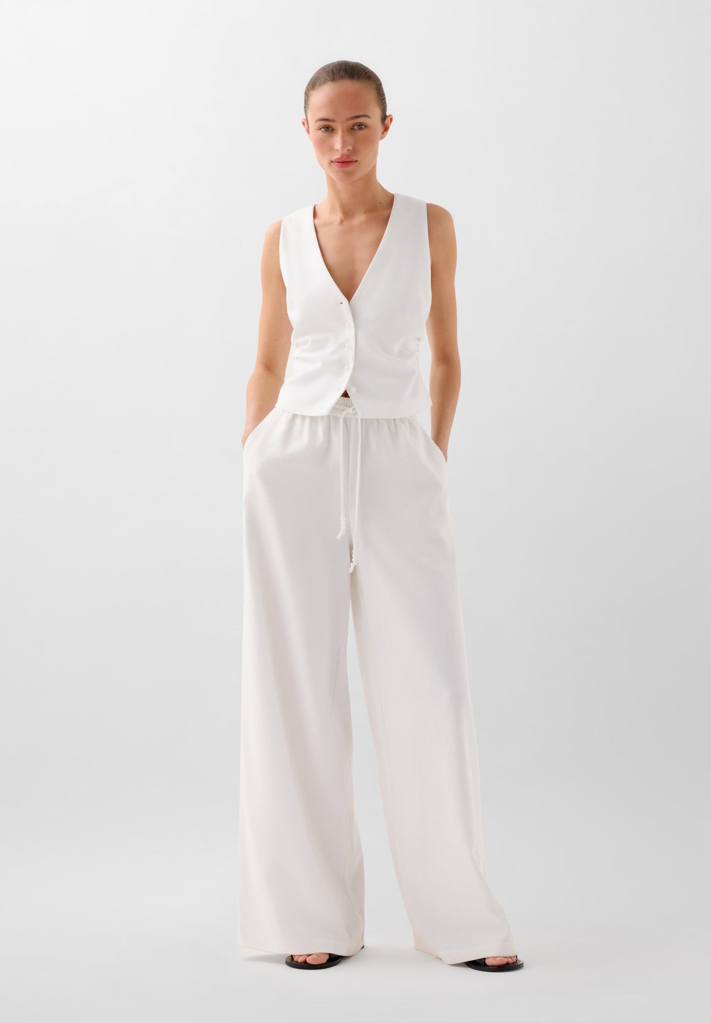 FLIESSENDE HOSE AUS LEINEN