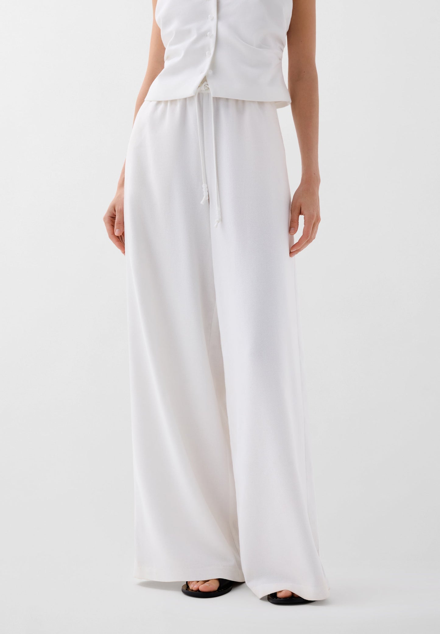 FLIESSENDE HOSE AUS LEINEN