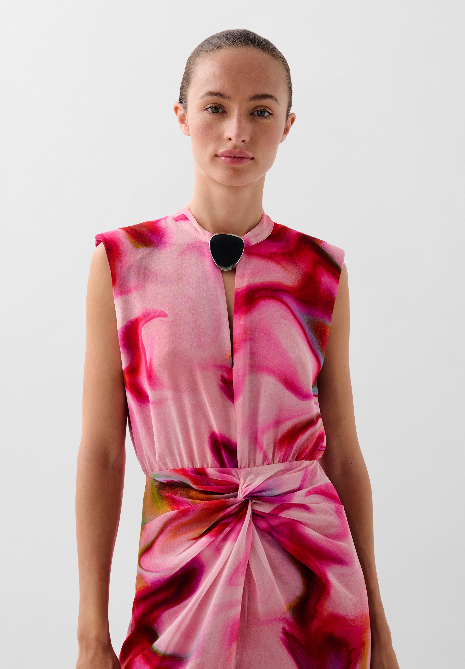 KLEID MIT KNOTENPRINT