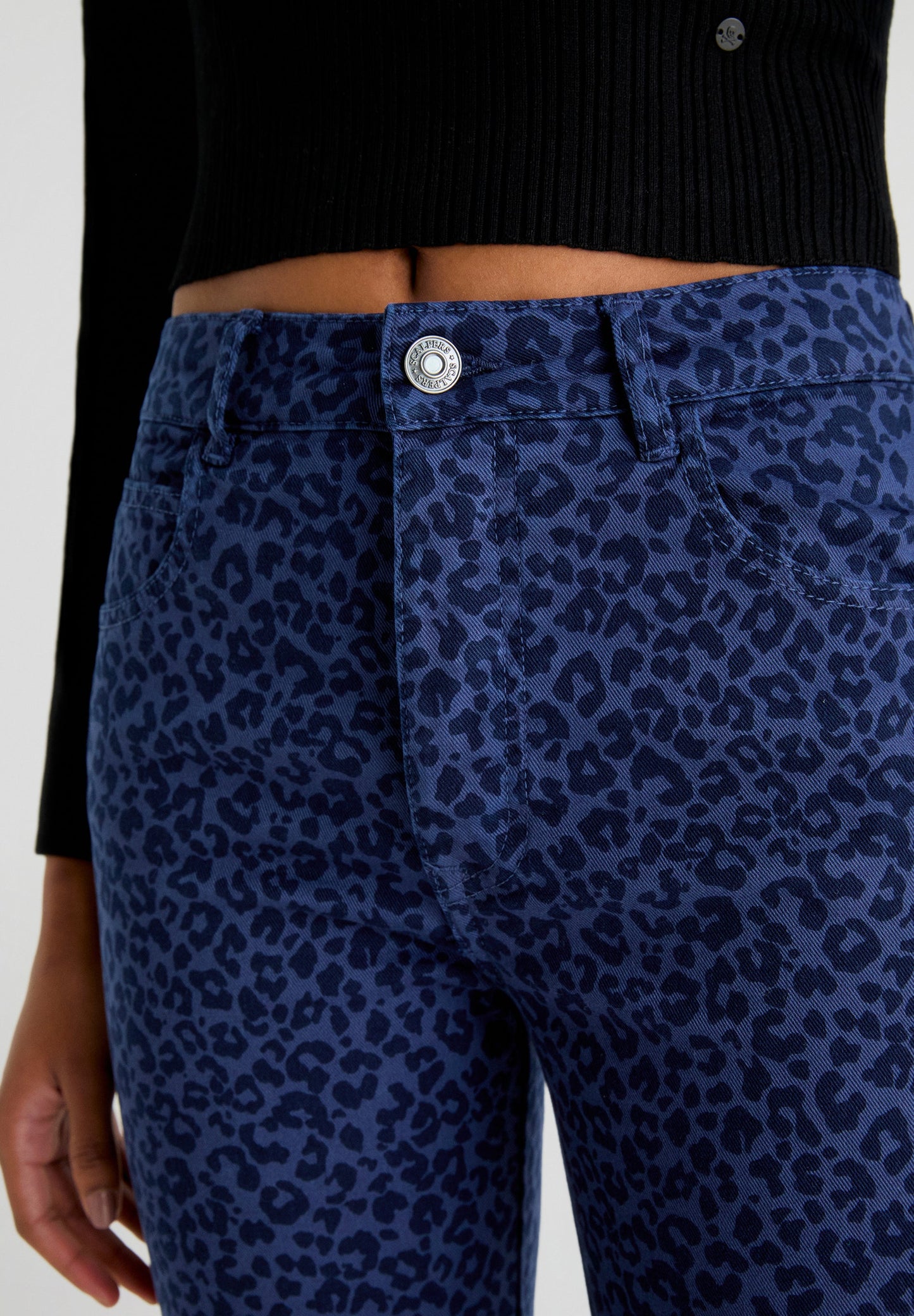 HOSE MIT ANIMALPRINT UND FRANSEN