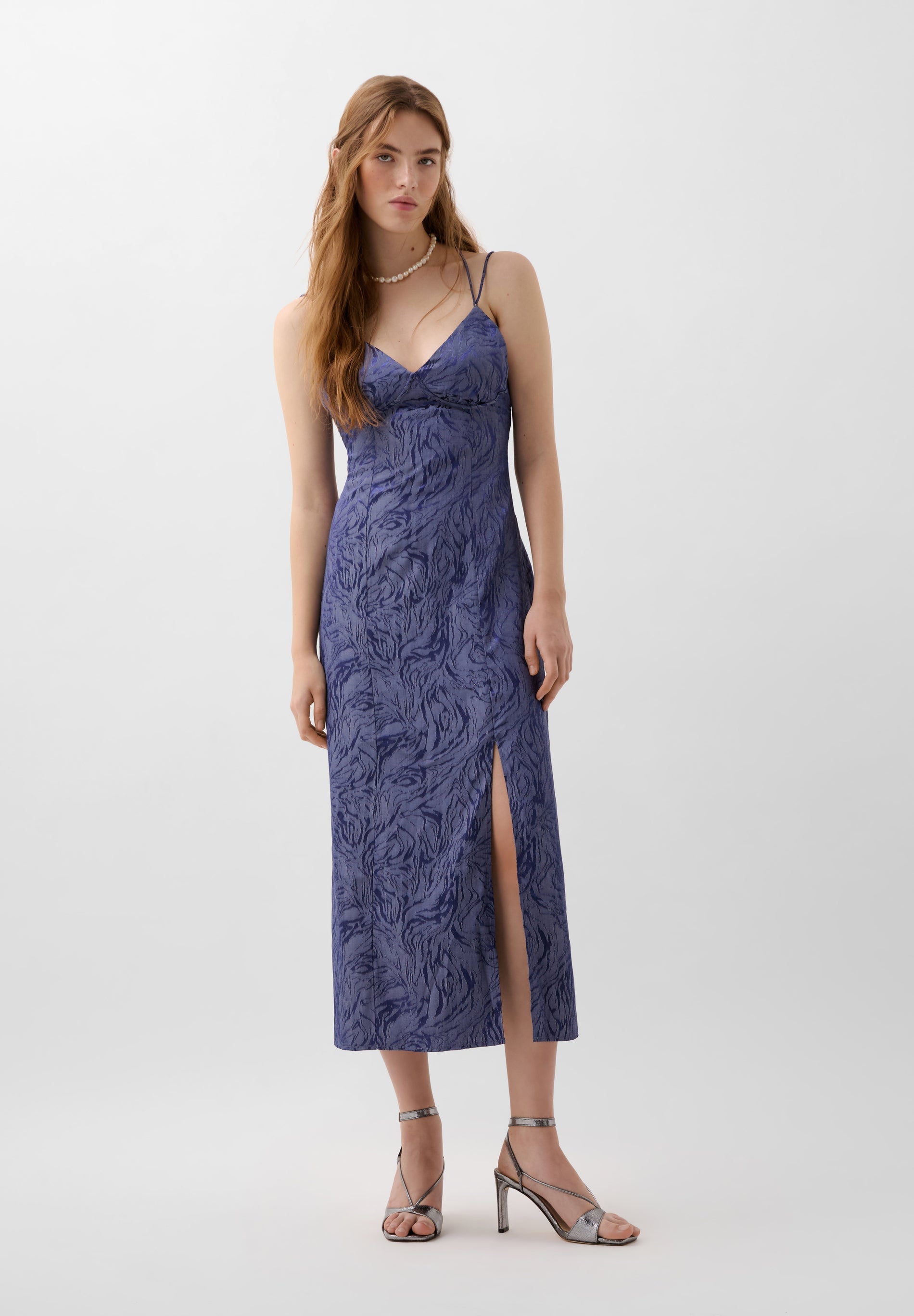 JACQUARD-KLEID MIT ÜBERKREUZTEN TRÄGERN