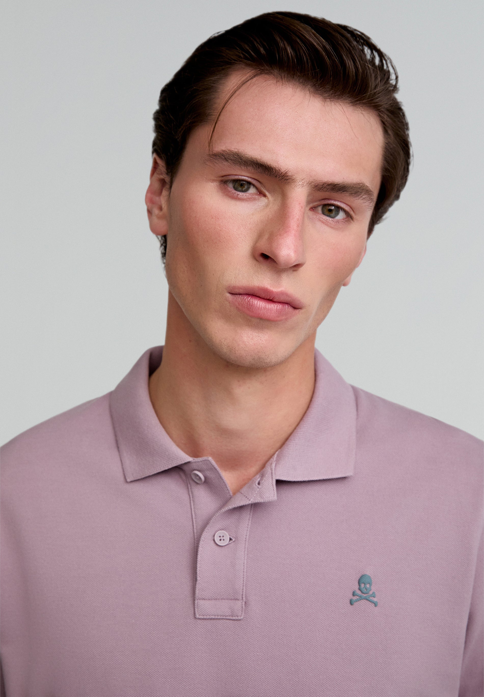 POLOSHIRT MIT FARBLICH ABGESETZTEM TOTENKOPF