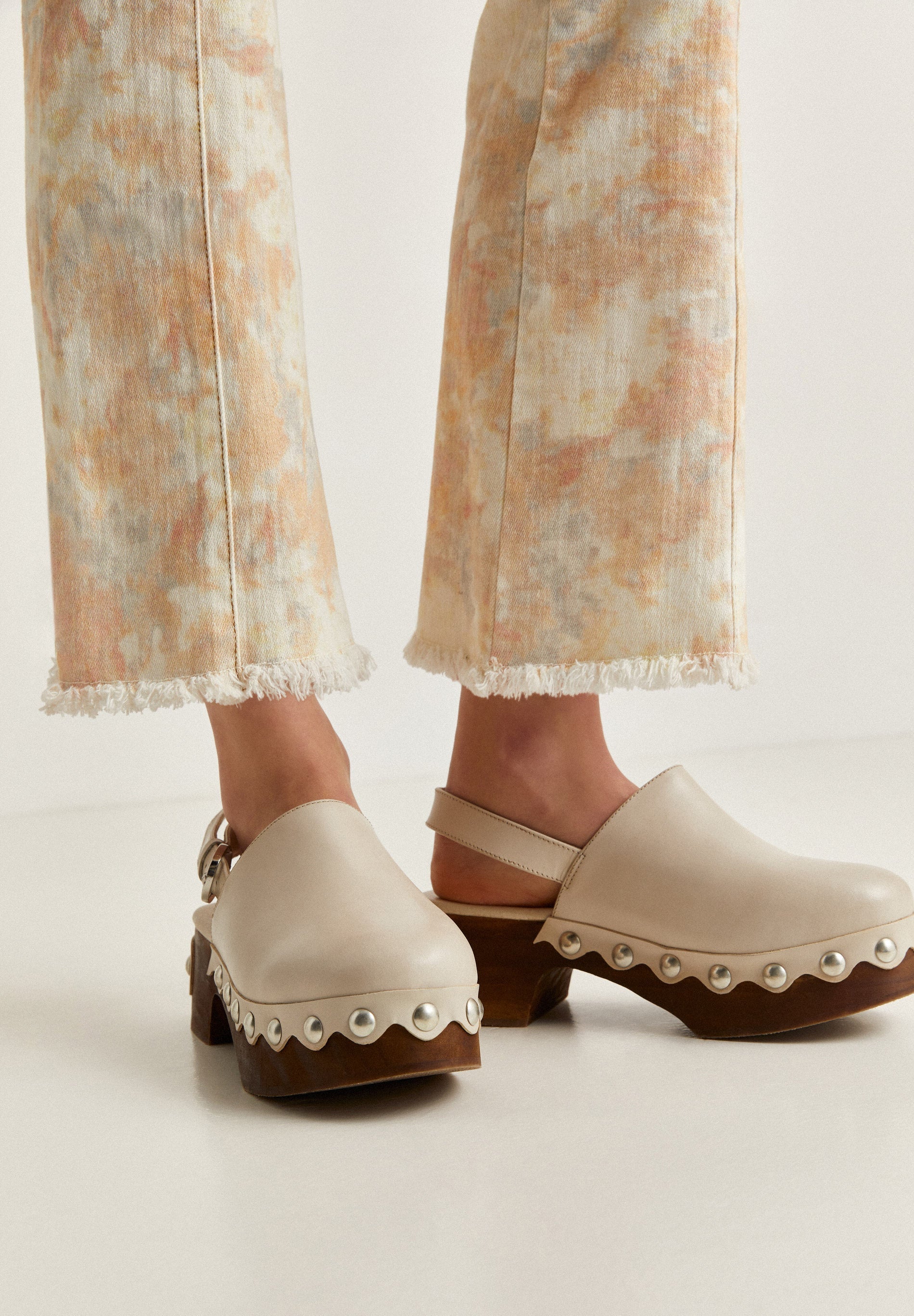 LEDER-CLOGS MIT NIETEN