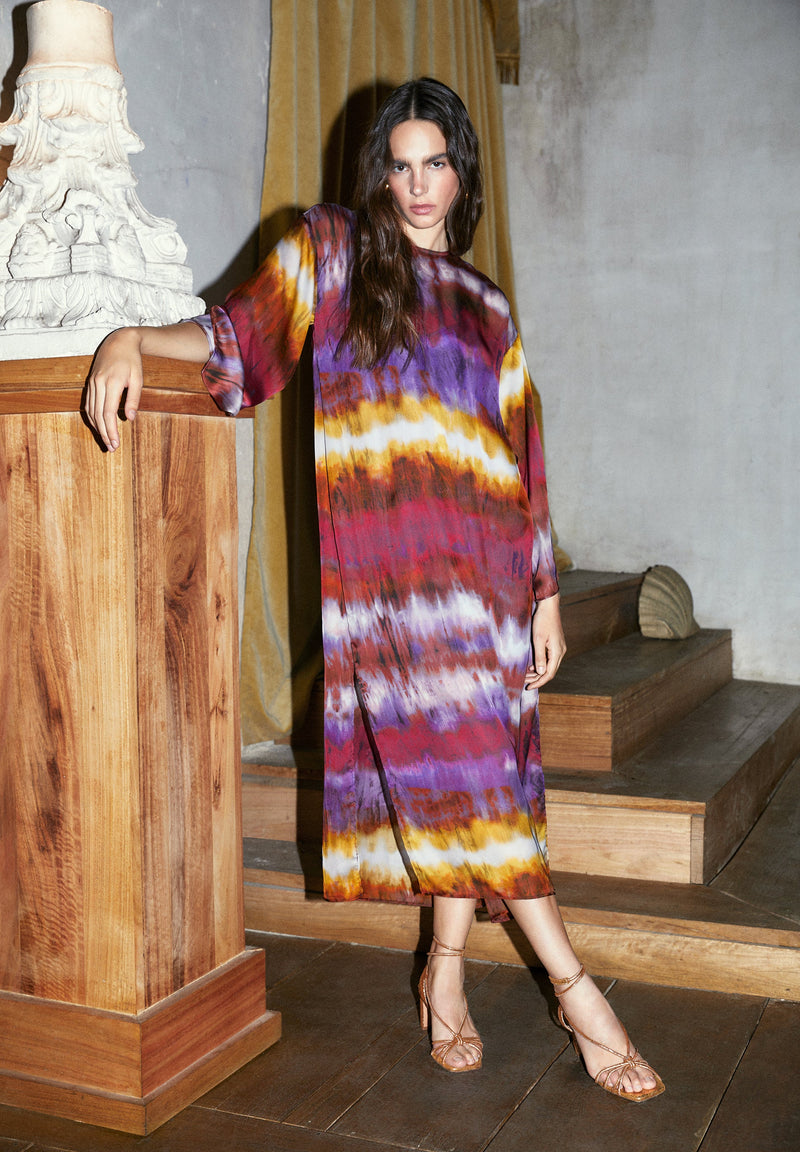 LANGES KLEID IM TUNIKA-STIL MIT TIE-DYE