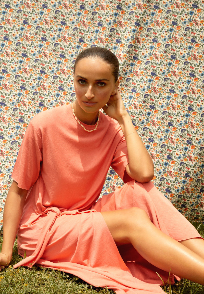 KLEID MIT KNOTEN
