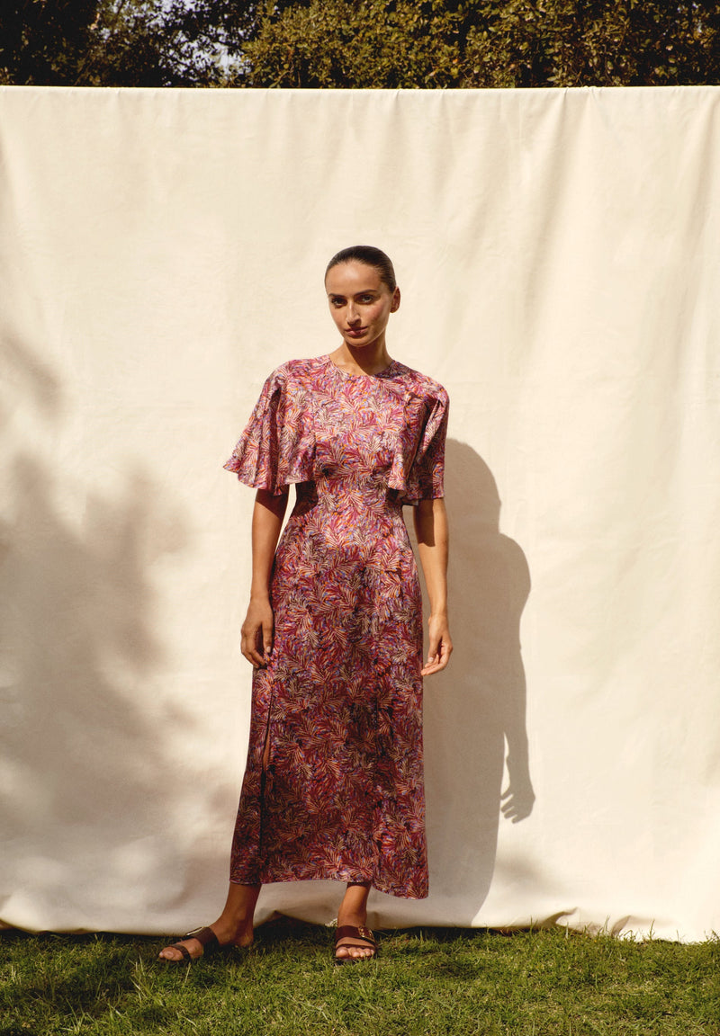 KLEID MIT SCHLITZ AM RÜCKEN