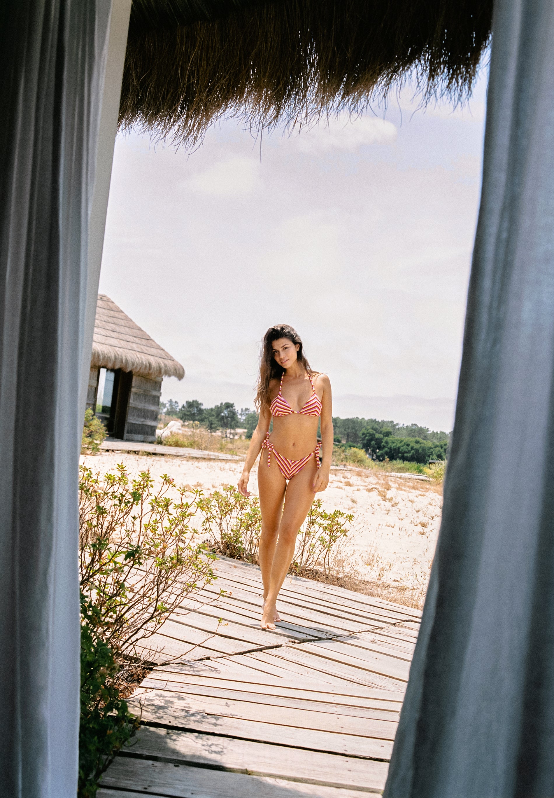 BIKINI MIT STREIFEN-PRINT