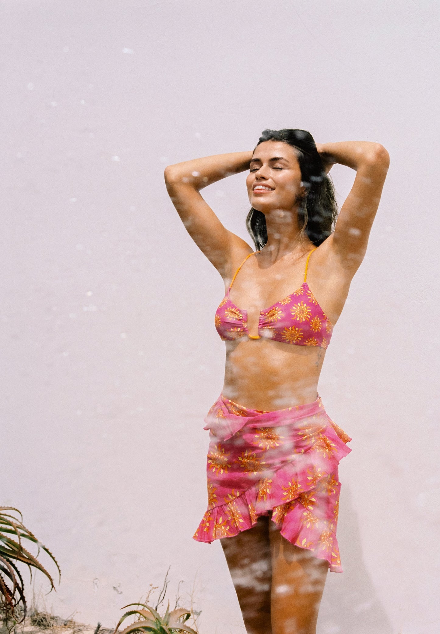 BIKINI MIT FARBLICH ABGESETZTEN SONNEN