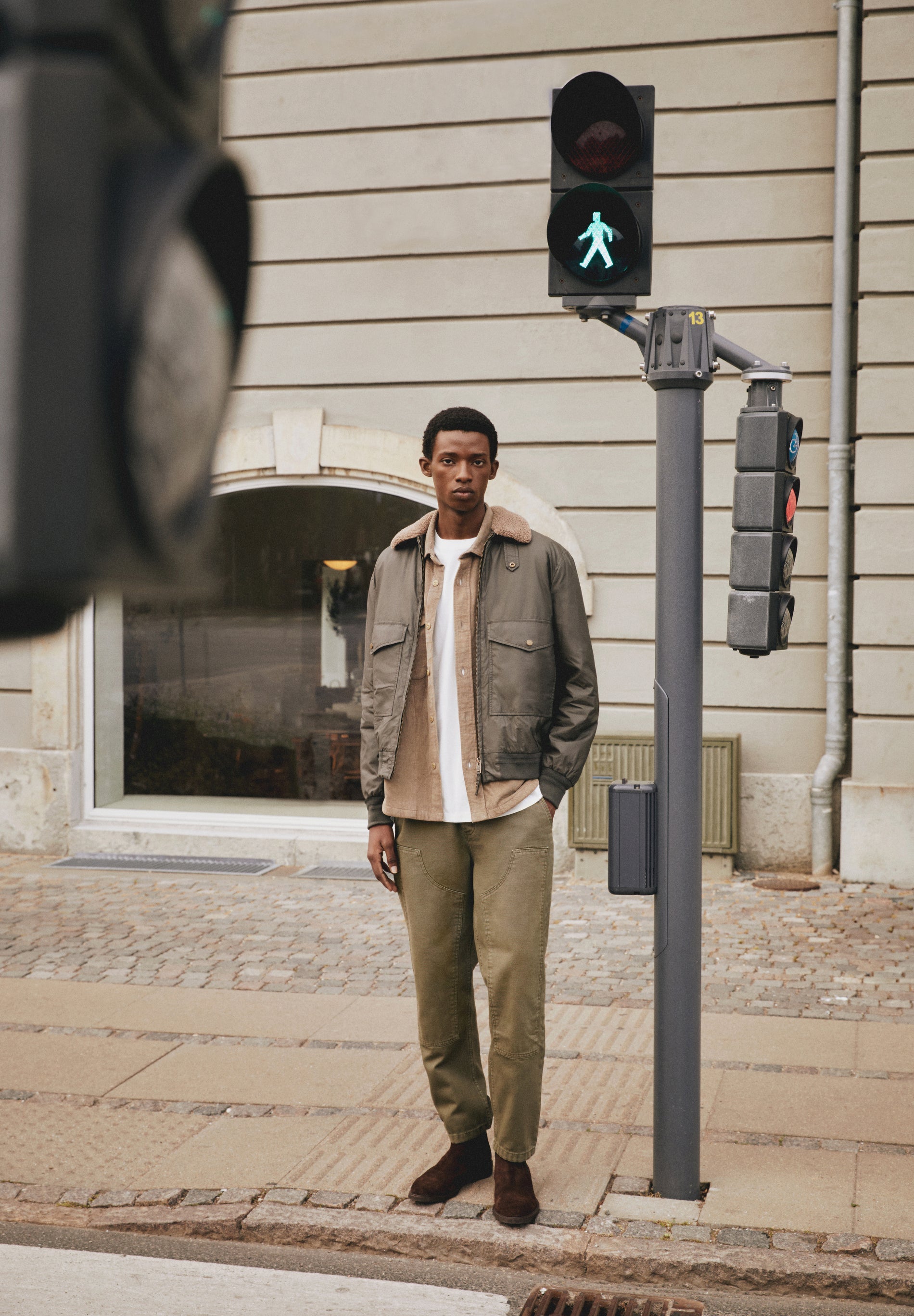 TWILL-HOSE MIT AUFNÄHER