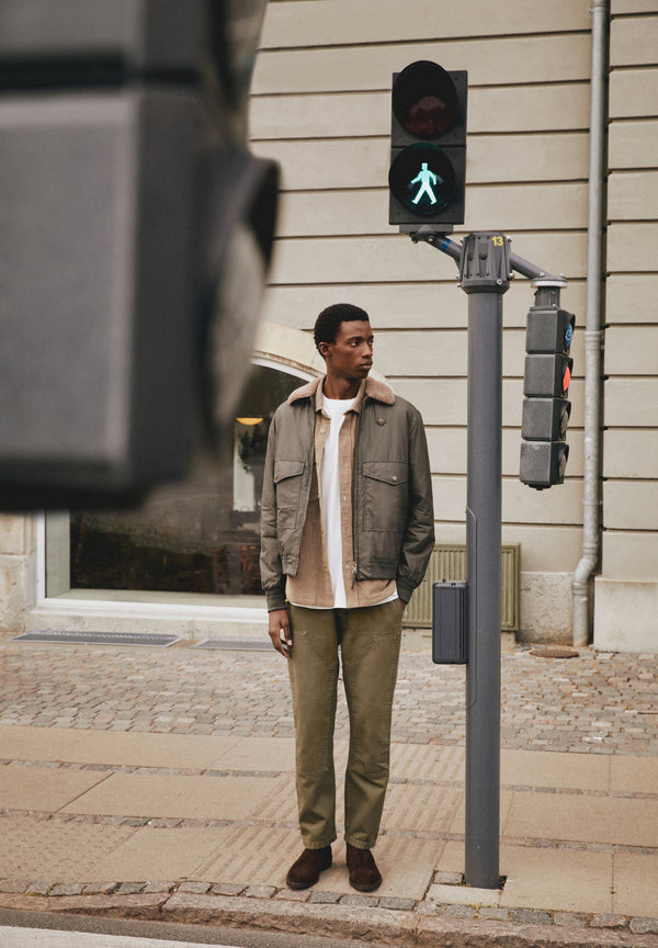 TWILL-HOSE MIT AUFNÄHER