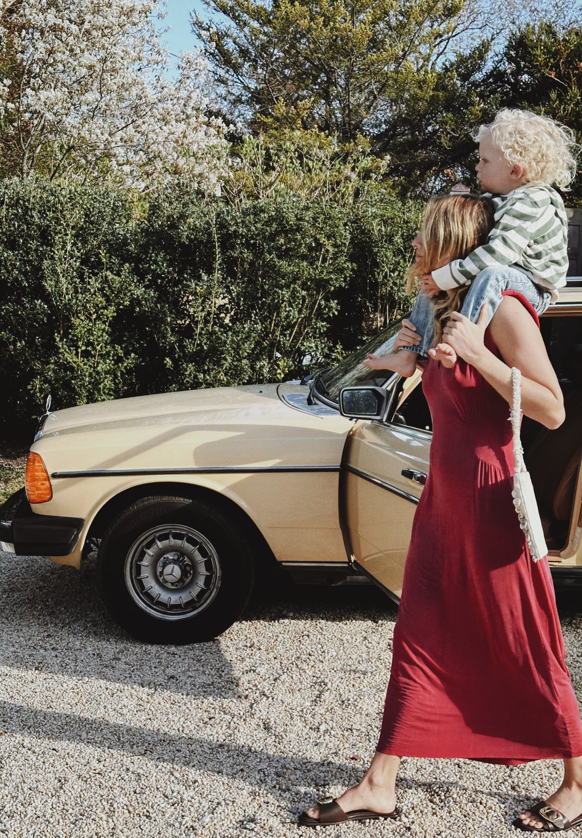 KLEID AUS CUPRO MIT DETAIL AM BUND