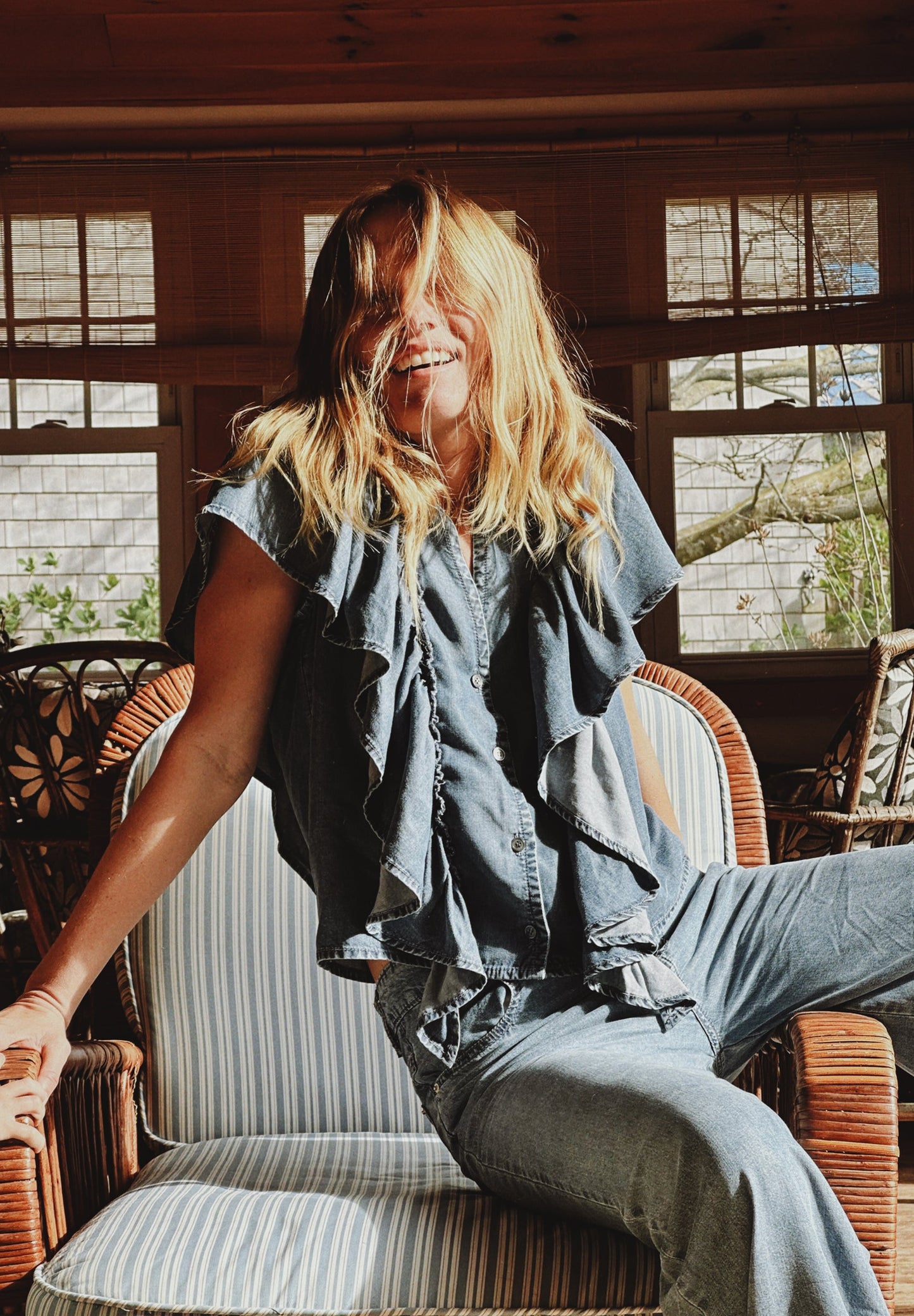 FLIESSENDES DENIMHEMD MIT VOLANTS