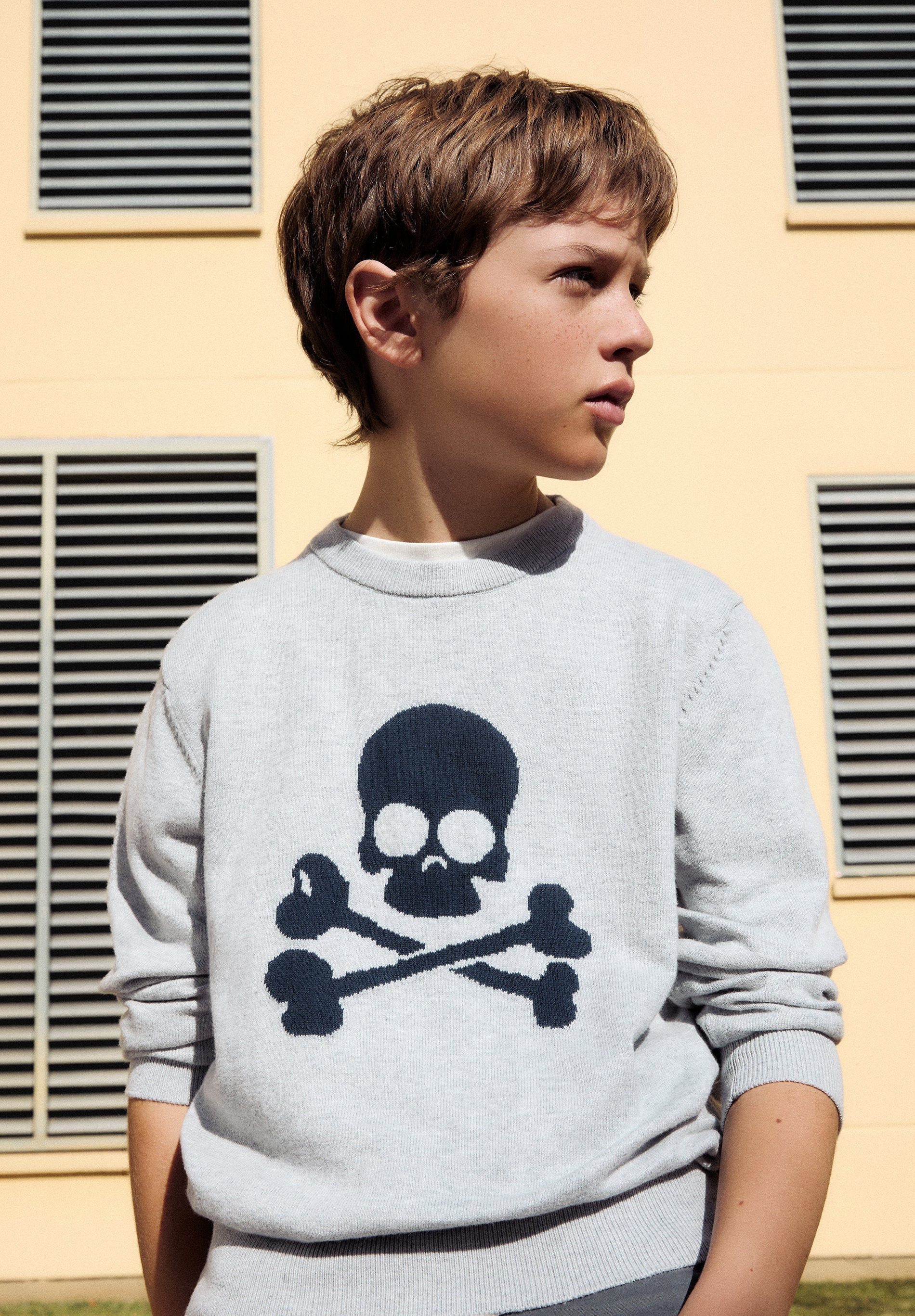 PULLOVER MIT FARBLICH ABGESETZTEM TOTENKOPF