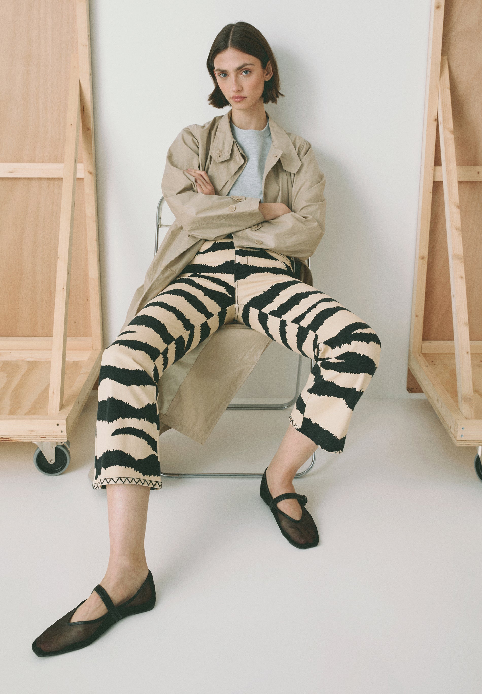 KNÖCHELLANGE JEANS-SCHLAGHOSE MIT ZEBRAPRINT