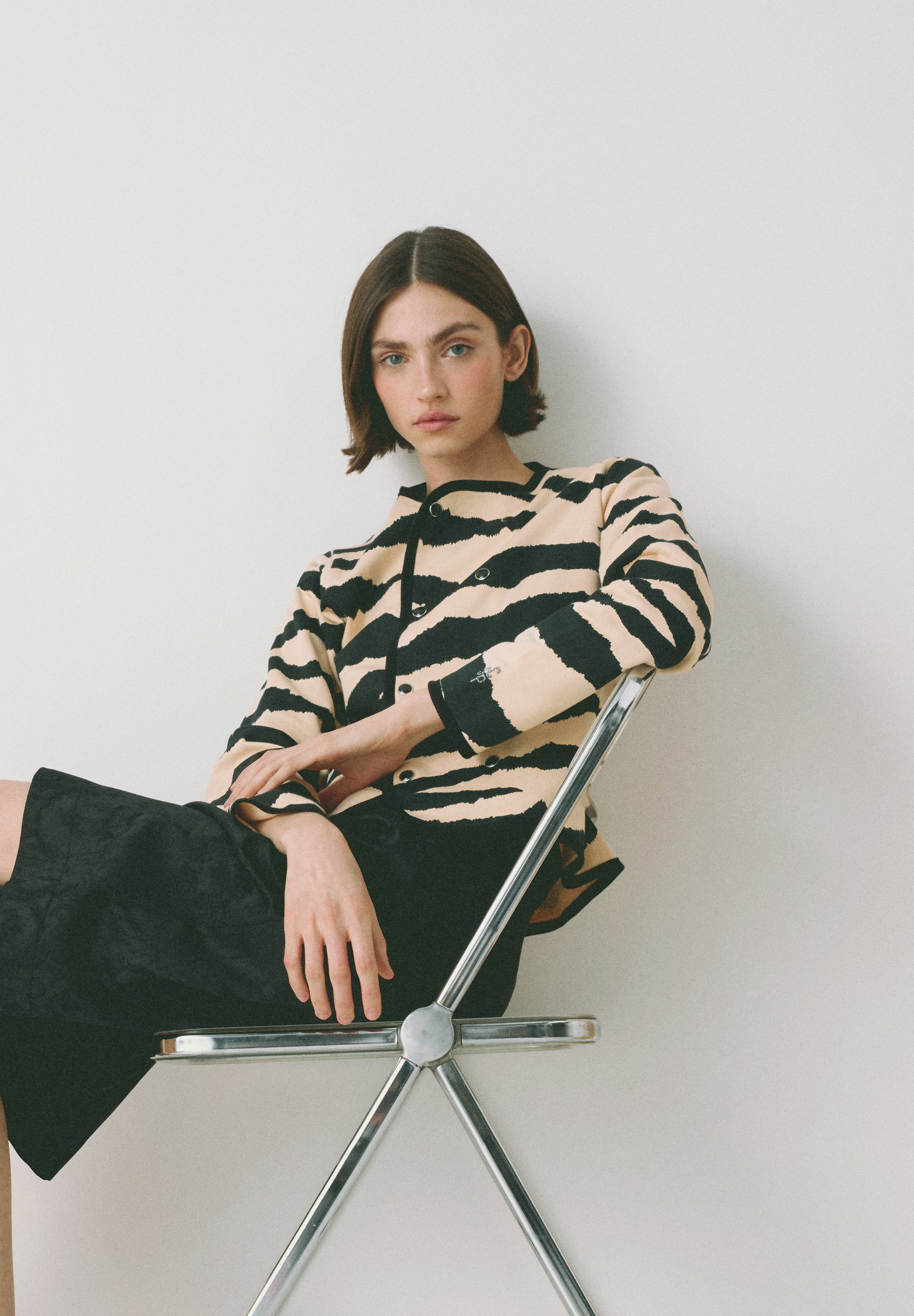 JACKE MIT ZEBRAPRINT UND KNÖPFEN