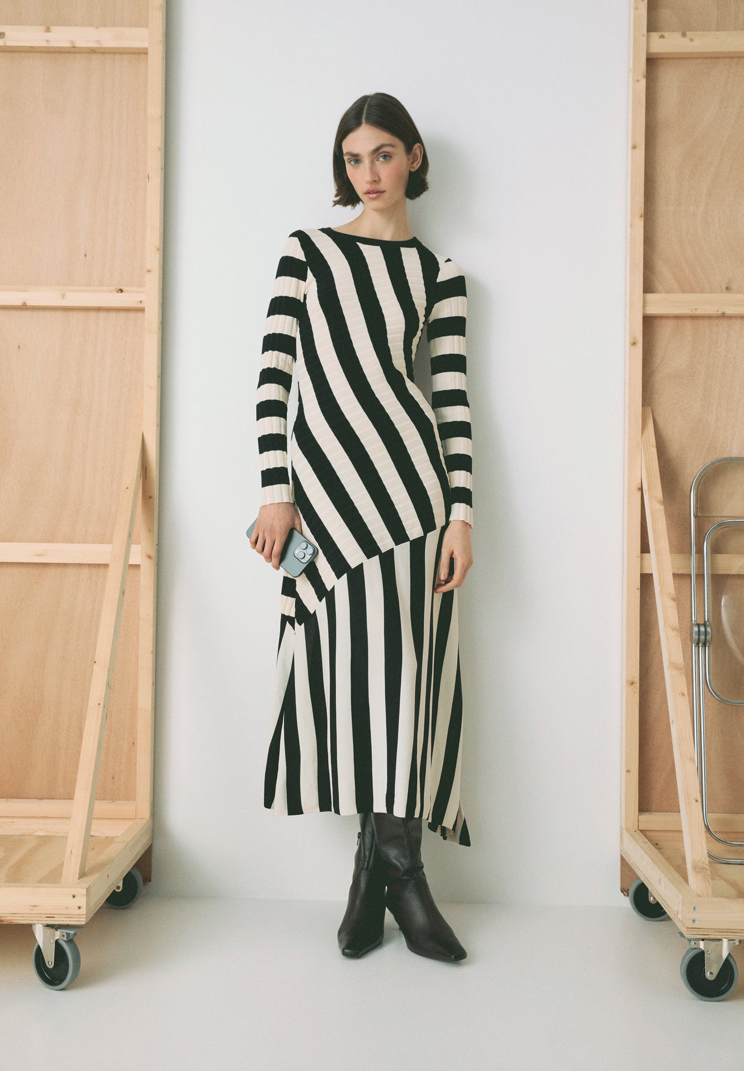 STRICKKLEID MIT STREIFEN
