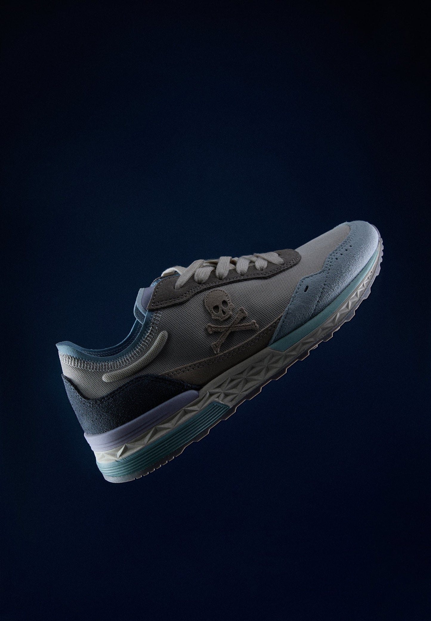 DREIFARBIGE SNEAKER AUS WILDLEDER