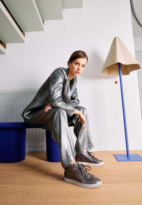 HOHE METALLIC-SNEAKER MIT NIETEN