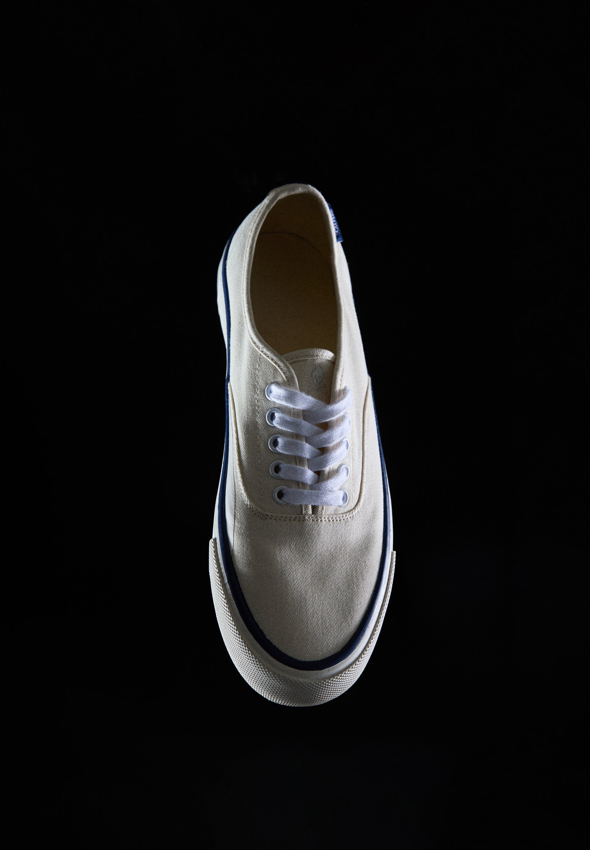 NIEDRIGE SNEAKER MIT VULKANISIERTER SOHLE
