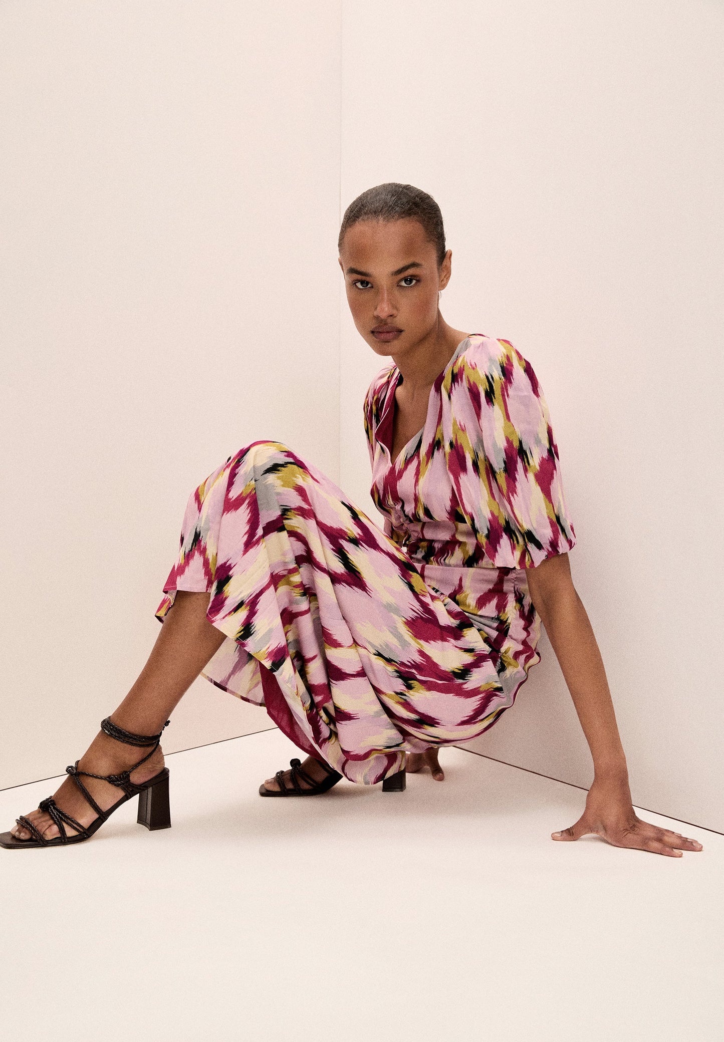 KLEID MIT PRINT UND RAFFUNGEN