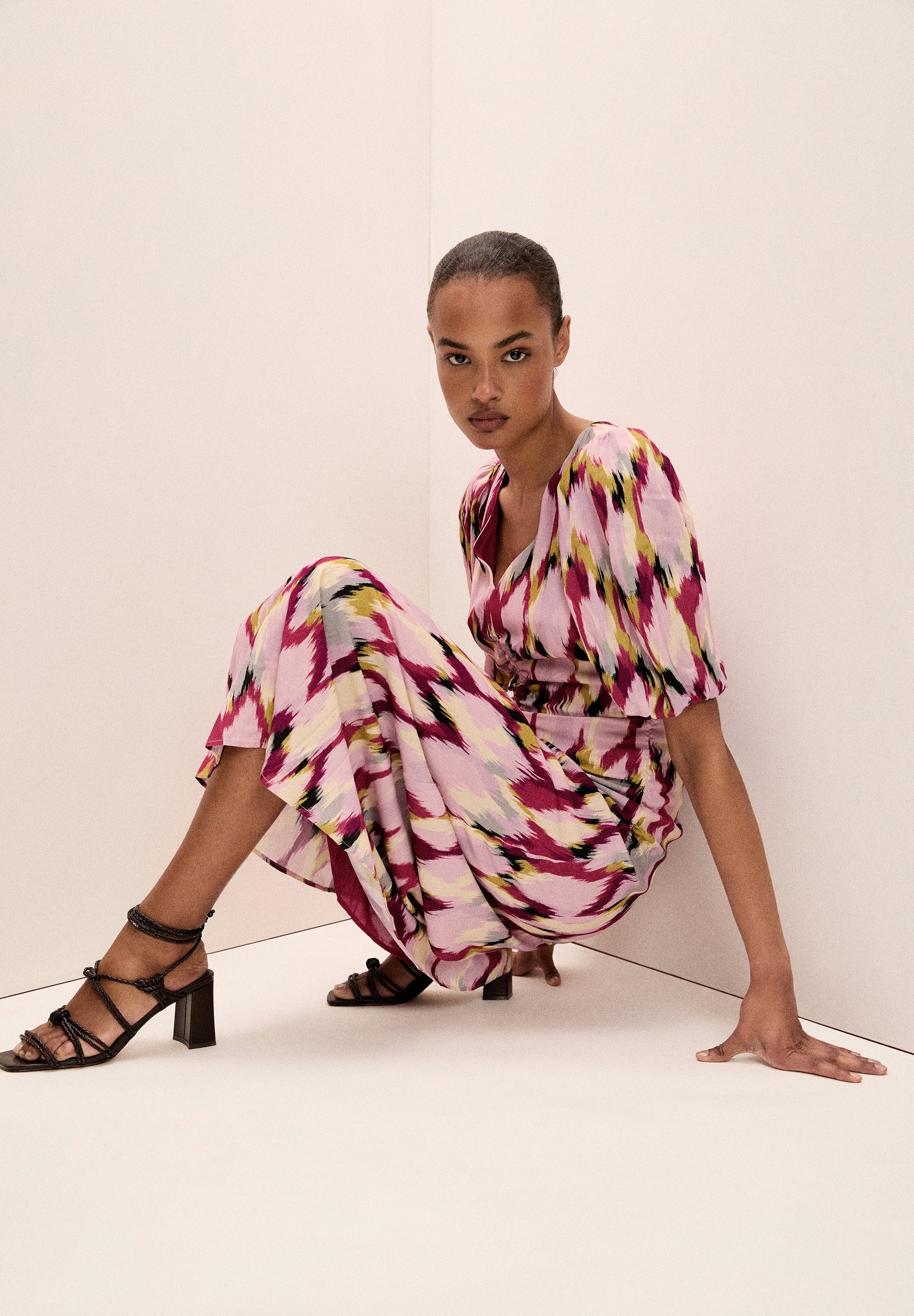 KLEID MIT PRINT UND RAFFUNGEN