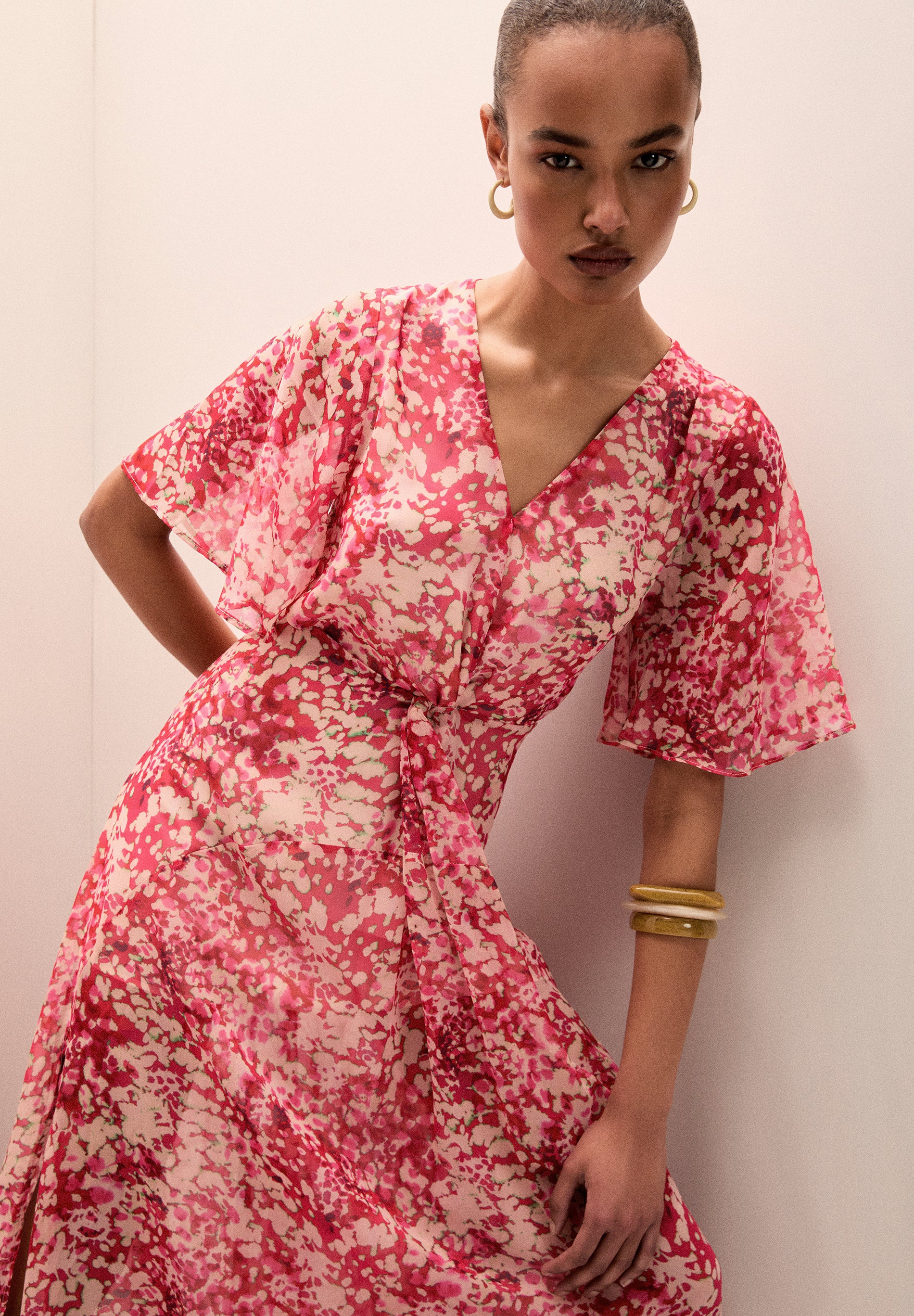FLIESSENDES KLEID MIT PRINT