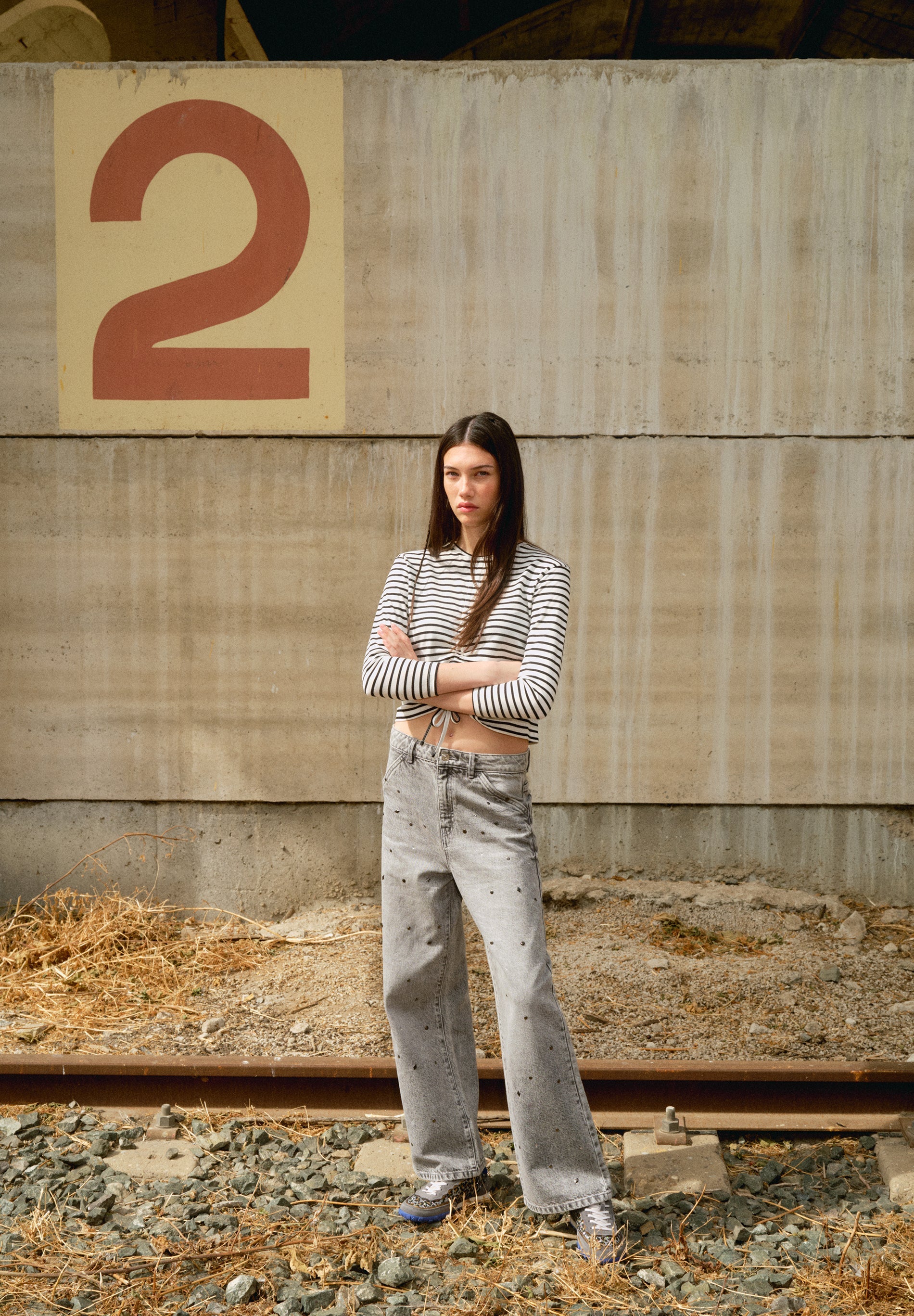 CULOTTE-JEANS MIT NIETEN