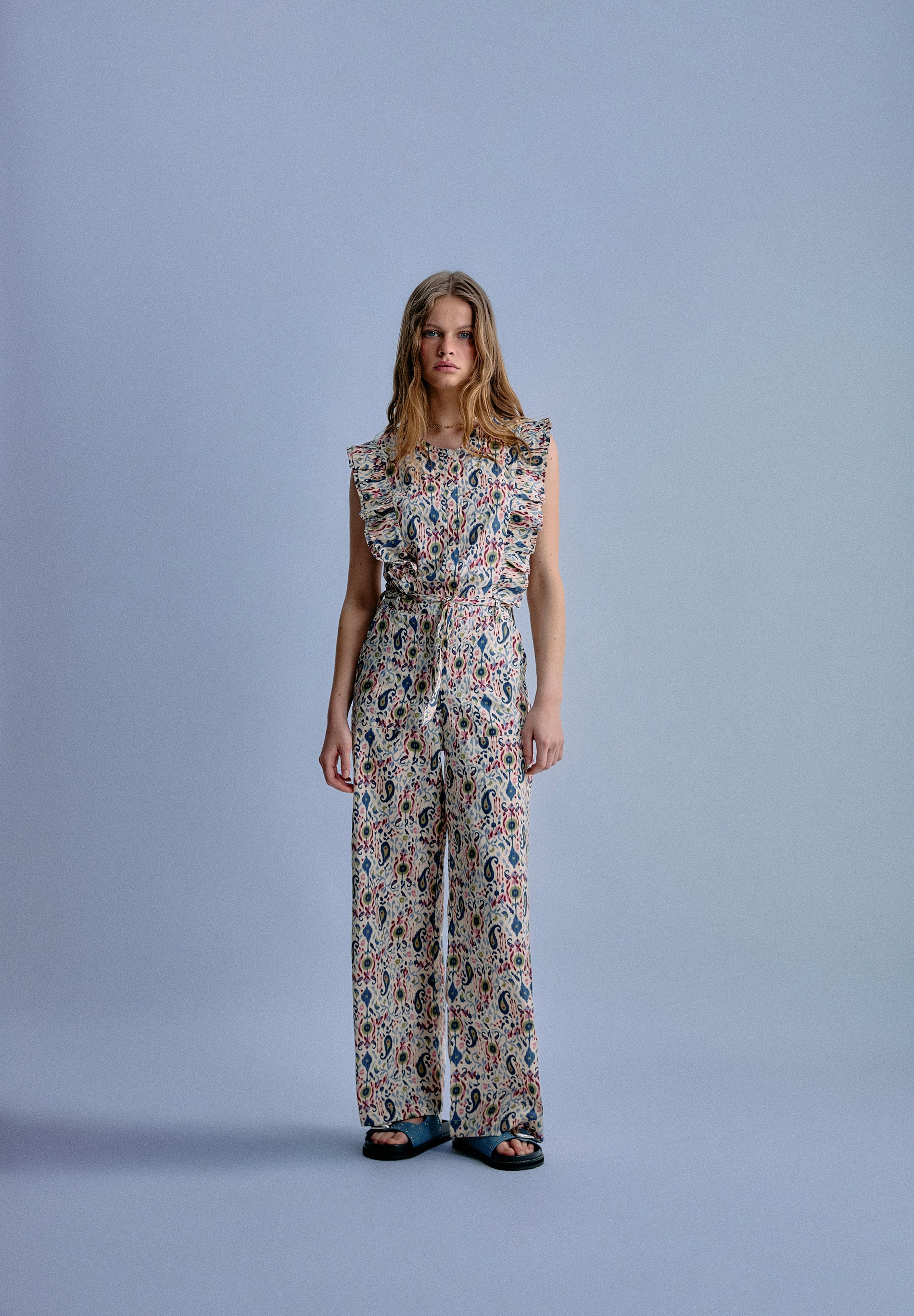 JUMPSUIT MIT PRINT UND VOLANT
