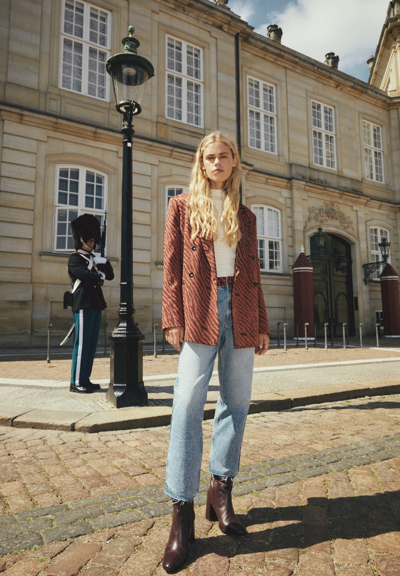 SATINBLAZER MIT ANIMALPRINT